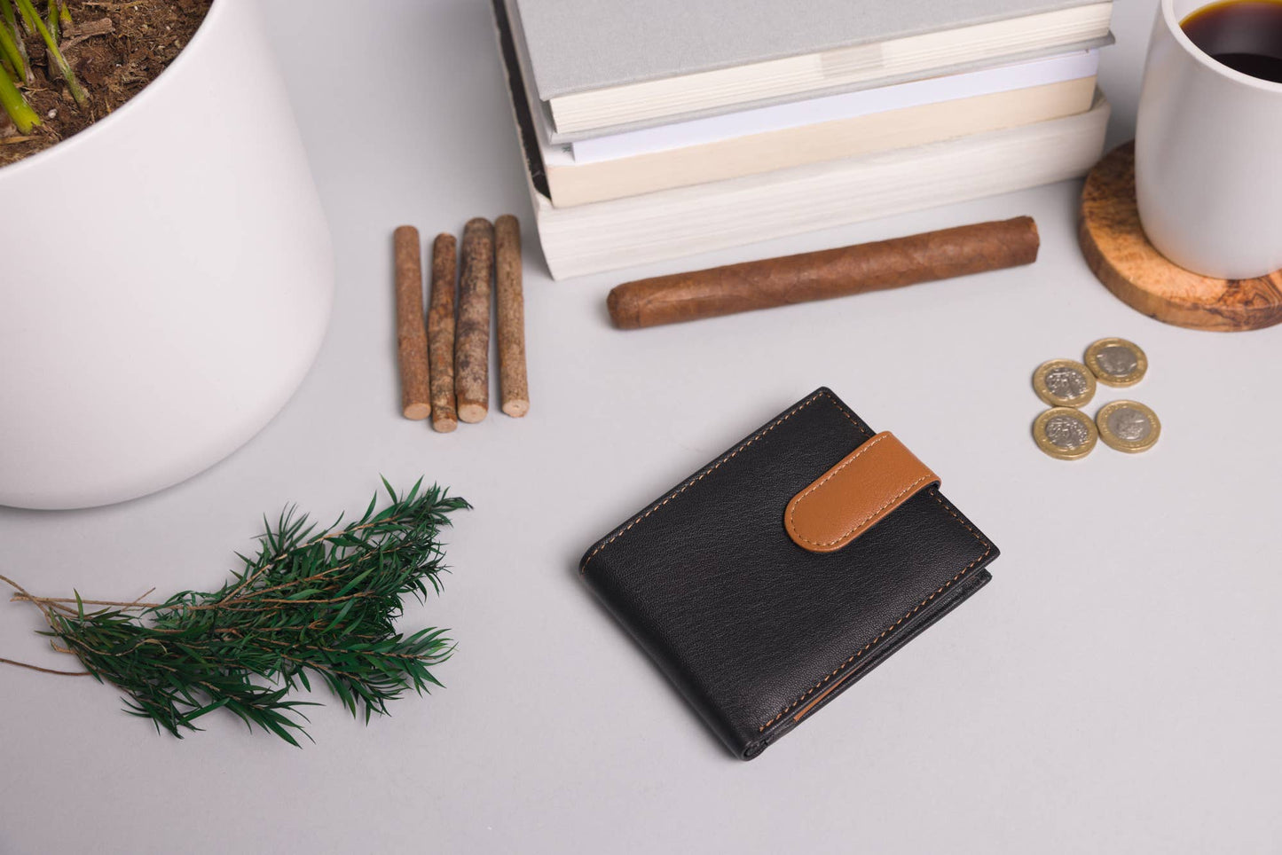 Biggs & Bane Men's Bifold Black & Tan Leather Wallet With Large External Coins Pocket With Gusset