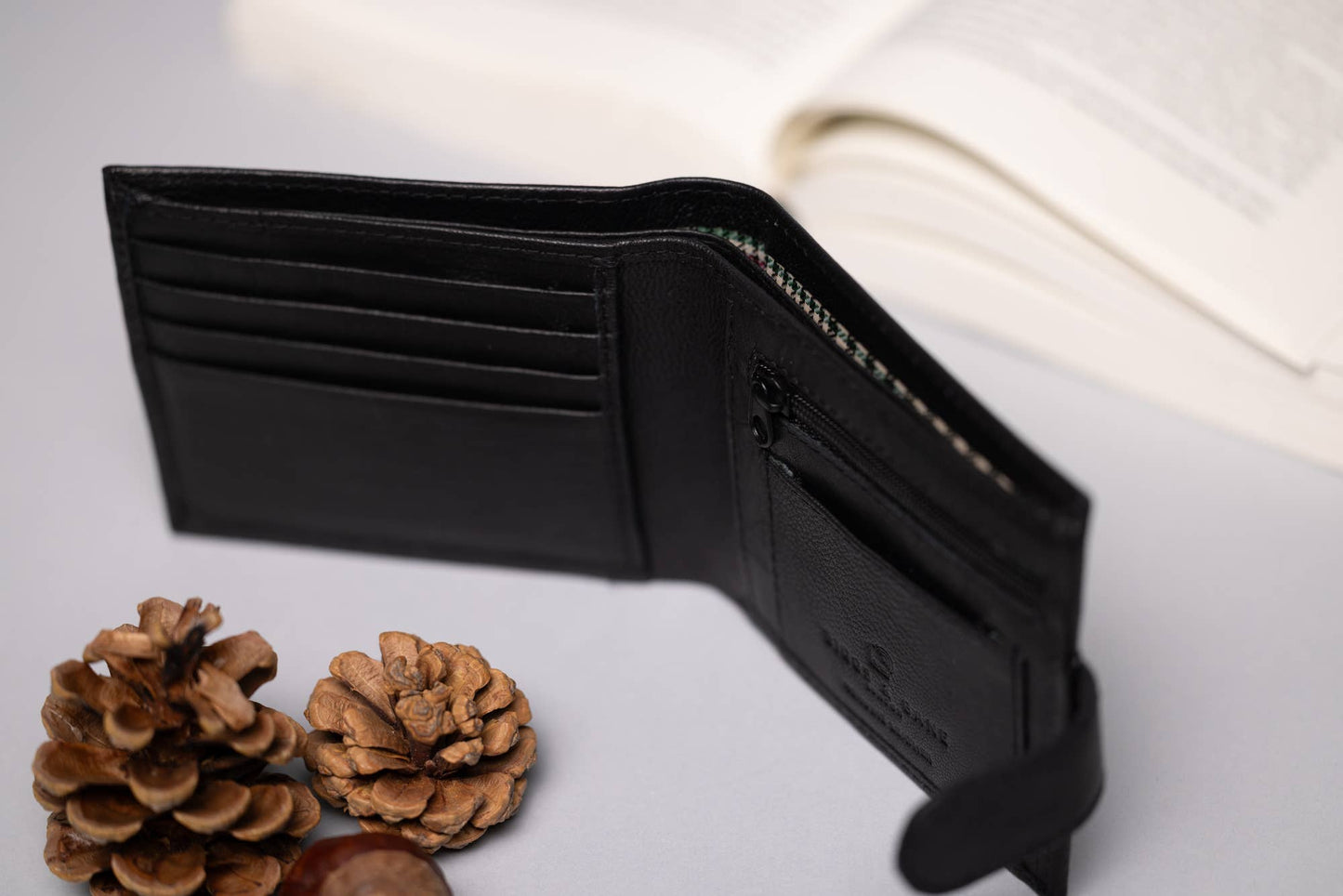 Biggs & Bane Men's Bifold Black Leather Wallet With Zip Coin Pocket