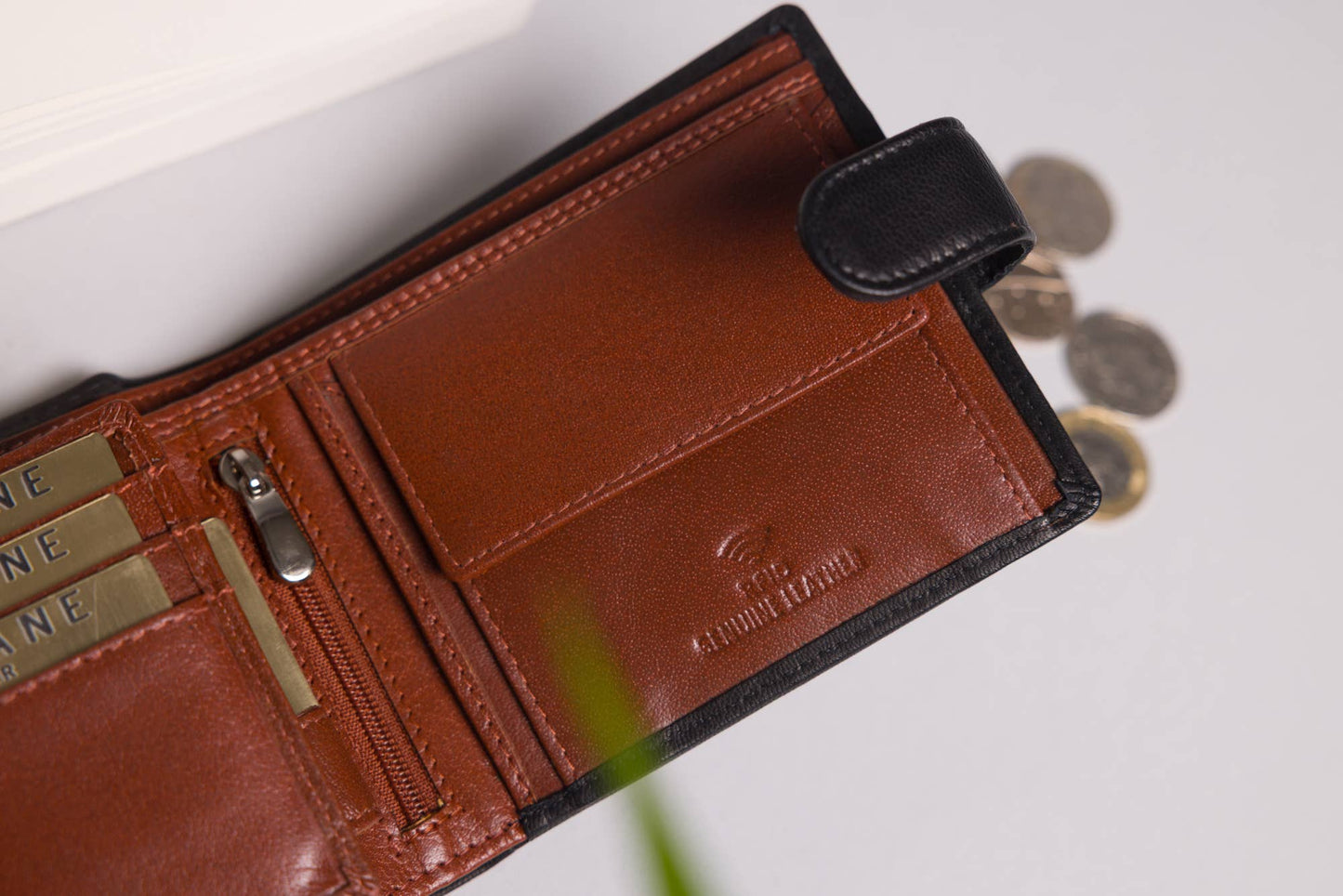 Woodbridge Men's Bifold Black & Brown Leather Wallet